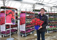 Brandon Willis of Syngenta presenting the Imara XDR (Extreme Disease Resistance). This new impatiens series is available in 9 colors and 1 mix. Red Star and Pink are the newest additions in the series. It is their biggest introduction these trials as it resistant to Impatiens Downy Mildew. On top of that, it is a shade plant and according to Willis, retail is always looking for shade plants. In North America, they also provide POS material for this series with the slogan: “Take back the shade”